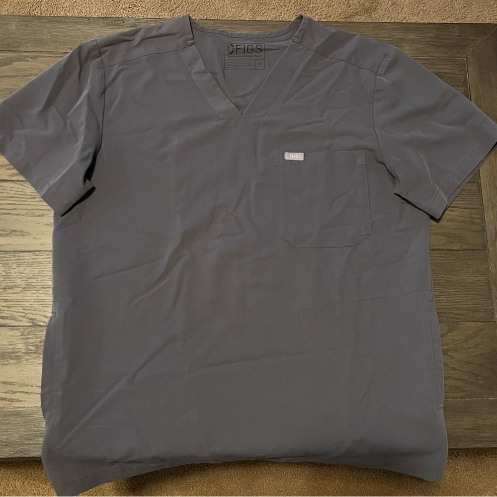 Figs Men's Charcoal 3-pocket Scrub Top (Chisec)